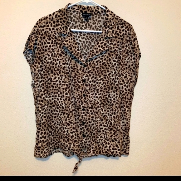 Torrid Cheetah print Front tie top - Picture 2 of 9